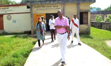 बांदा : होम्योपैथिक चिकित्सालयों में छापा, कही मिला कबाड,कही ताला लटका मिला