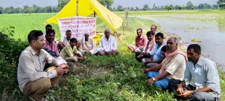 बाँदा : तहसीलदार के खिलाफ किसानों ने सत्याग्रह आंदोलन शुरू किया
