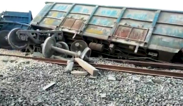 डीएफसी रेलवे ट्रैक पर मालगाड़ी हुई डिरेल, बोगी के नीचे दबकर एक बच्चे की मौत दो घायल