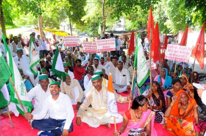बांदा में भारत बंद रहा बेअसर, धरना प्रदर्शन कर कृषि बिलों का किया विरोध