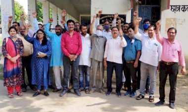 महाविद्यालय के शिक्षकों ने अपनी मांगों के समर्थन में किया धरना प्रदर्शन