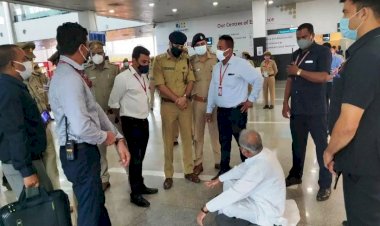 लखनऊ अमौसी एयरपोर्ट पर धरने पर बैठे मुख्यमंत्री भूपेश बघेल