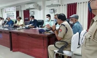 बाँदा : साइबर अपराध से बचने को अफसरों को दिए गए टिप्स