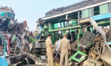 ट्रक और बस की आमने सामने टक्कर, दोनों के परखच्चे उडे़, 9 लोगों की मौत