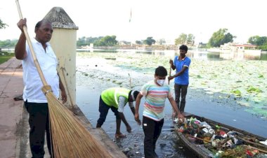 बाँदा डीएम ने 76 अधिकारियों के साथ पकड़ी झाड़ू और 3 घंटे जमकर की सफाई