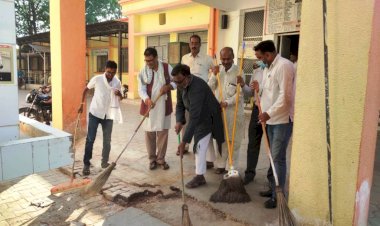 प्रियंका गांधी के खिलाफ मुख्यमंत्री की टिप्पणी से कांग्रेस में उबाल, दलित बस्ती में झाड़ू लगाकर किया विरोध