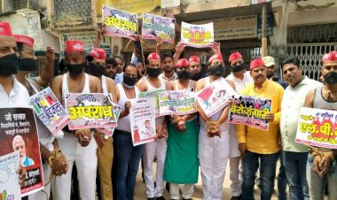 पेट्रोल की बढ़ती कीमत के विरोध में अर्धनग्न अवस्था में सपा कार्यकर्ताओं ने किया प्रदर्शन