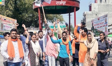 कश्मीर में हुई हिन्दुओं की हत्याओं के विरोध में विहिप-बजरंग दल ने फूंका आतंकवाद का पुतला