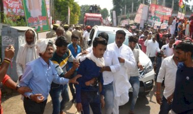 अखिलेश यादव को देखने की चाह में पोल पर चढ़ा युवक, करंट लगने से गिरा