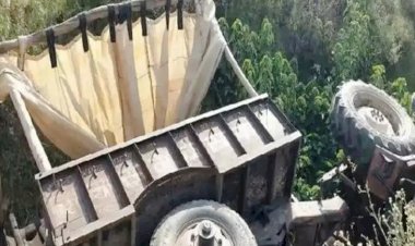 भीषण सड़क हादसे में ट्रैक्टर ट्रॉली अनियंत्रित होकर पलटी, 7 महिलाओं समेत 11 लोगों की मौत