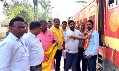 ग्वालियर बरौनी एक्सप्रेस के चित्रकूट पहुंचने पर युवा व्यापार मंडल ने किया स्वागत