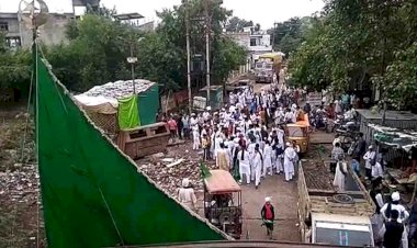 सड़क में गंदगी देखकर बारावफात के मोहम्मदी जुलूस को रोका, जमकर की नारेबाजी