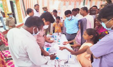 सीआईएसएफ के पुलिस महानिरीक्षक व चित्रकूट रेंज के आईजी ने चिकित्सा शिविर शुरू कराया, उमड़ा मरीजों का हुजूम