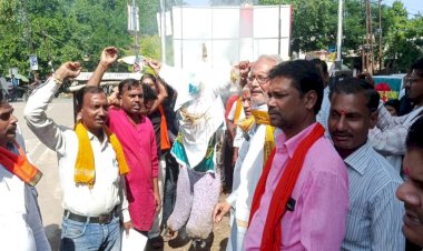 बांग्लादेश में हिन्दू परिवारों पर हो रहे हमलों के विरोध में बजरंग दल ने फूंका पुतला