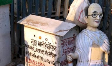 महात्मा गांधी की प्रतिमा टूटने से आक्रोशित कांग्रेसियों ने किया धरना प्रदर्शन