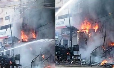दोमंजिला इमारत में लगी आग, इलेक्ट्रॉनिक शोरूम व रेस्टोरेंट जलकर खाक