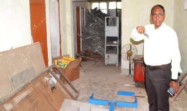 स्टेडियम व जिला खेल कार्यालय बना कबाड़, डीएम बांदा ने क्रीड़ा अधिकारी को लगाई फटकार