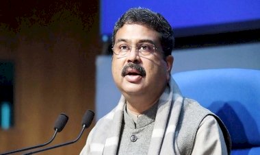 अखिलेश के 'मैं आ रहा हूं' पोस्टर पर बोले धर्मेन्द्र प्रधान, क्या करोगे आकर ?