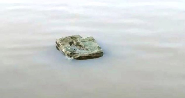 बांदा मे यमुना नदी में पानी में तैर रहा है पत्थर, ऐसें पत्थरो से बना था रामसेतु