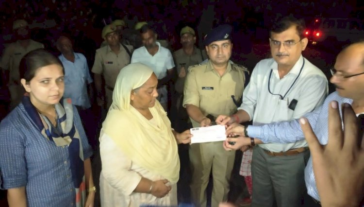 लखीमपुर घटना : जिला प्रशासन ने मृतक के परिवार को सौंपी 45-45 लाख रुपये की चेक