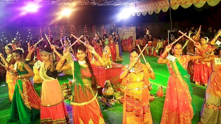 नवरात्र पर मनमोहक सामूहिक डांडिया नृत्य कर महिलाओं ने समां बांधा