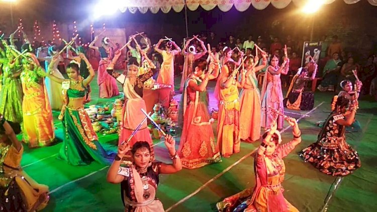नवरात्र पर मनमोहक सामूहिक डांडिया नृत्य..