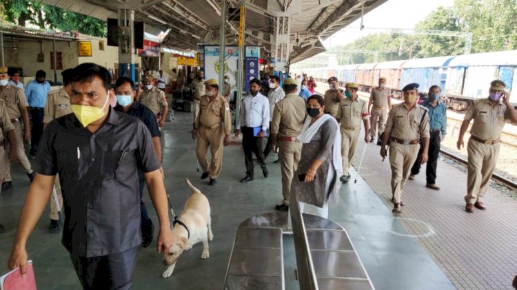 बाँदा : पुलिस ने रेलवे स्टेशन, बस स्टॉप व मंदिरों में चलाया सघन सर्च अभियान