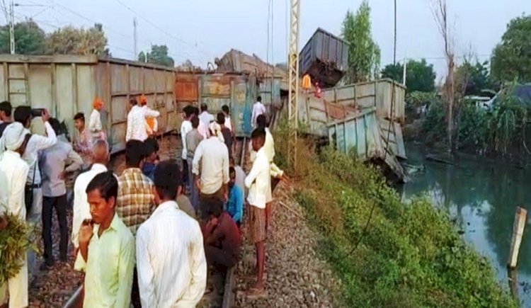 दिल्ली हावड़ा रुट पर तेज आवाज के साथ अंबियापुर में पलटी मालगाड़ी, 22 बोगी क्षतिग्रस्त