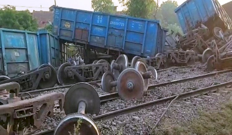दिल्ली हावड़ा रुट में पलटी मालगाड़ी (Goods train overturned on Delhi-Howrah route)