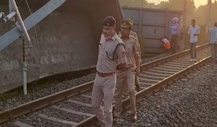 दिल्ली हावड़ा रुट में पलटी मालगाड़ी (Goods train overturned on Delhi-Howrah route)