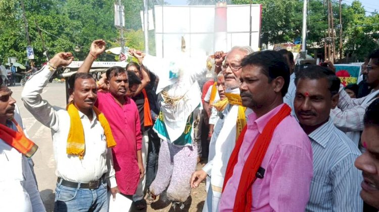 बांग्लादेश में हिन्दू परिवारों पर हो रहे हमलों के विरोध में बजरंग दल ने फूंका पुतला