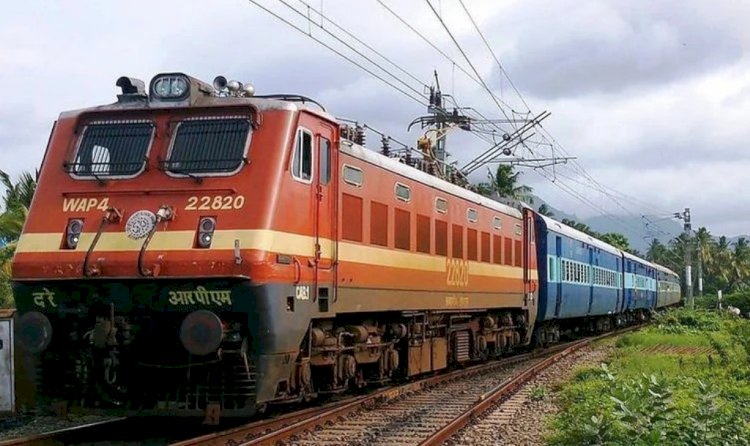 ढोल नगाड़ों के साथ भारत दर्शन ट्रेन का स्वागत, प्रयागराज से हुई रवाना