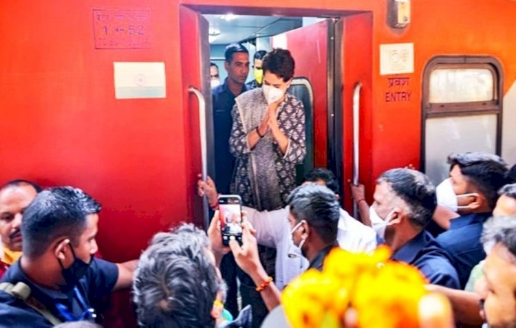 कांग्रेस की राष्ट्रीय महासचिव प्रियंका गांधी ट्रेन से ललितपुर पहुंची