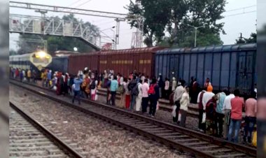 प्लेटफार्म पर मालगाड़ी खड़ी होने से मेन लाइन से ट्रेनों में चढ़ने उतरने को मजबूर यात्री