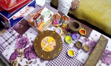 उत्तर प्रदेश में गाय की गोबर से दीये ही नहीं, बन रही दिवाल की घड़ियां