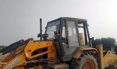 बाँदा नगर पालिका की जेसीबी मशीन का सफाई इंस्पेक्टर द्वारा दुरुपयोग