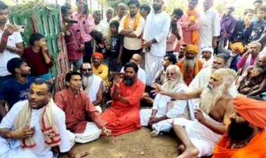 करोडों हिन्दुओं के आस्था के साथ खिलवाड़ पर भड़के चित्रकूट के साधू - संतो ने दिया धरना