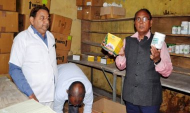 बाँदा डीएम सहित सभी अफसरों ने एक साथ आयुर्वेदिक यूनानी चिकित्सालय में मारा छापा