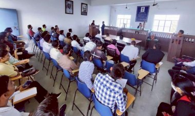 मूटकोर्ट : माधुरी बनाम रामअशीष काल्पनिक मुकदमें पर छात्रों ने की तीखी बहस