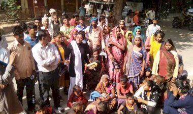 अनशन कारियों ने न्याय न मिलने पर ट्रेन से कटकर आत्महत्या करने की दी धमकी