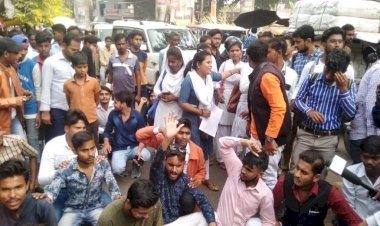परीक्षा को निरस्त करने की मांग को लेकर एलएलबी के छात्र छात्राओं में नेशनल हाईवे किया जाम