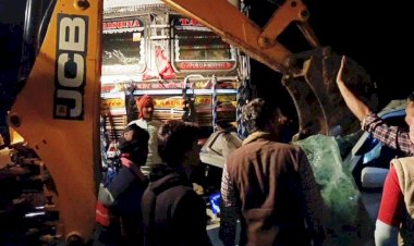 ट्रक और स्कॉर्पियो की भिड़ंत में दंपति सहित चार की मौत, दो गंभीर