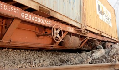 दीन दयाल उपाध्याय नगर रेलवे यार्ड में कंटेनर मालगाड़ी के छह डिब्बे पटरी से उतरे