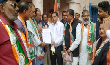 महात्मा गांधी की प्रतिमा न लगने से नाराज कांग्रेसियों ने नगर पालिका में दिया धरना