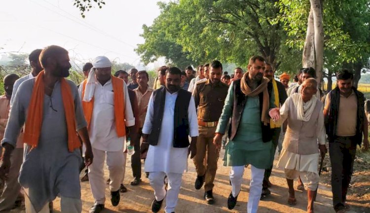 बाँदा सदर विधायक प्रकाश द्विवेदी  प्रधानमंत्री की रैली के लिए ग्रामीणों को दे रहे हैं न्योता