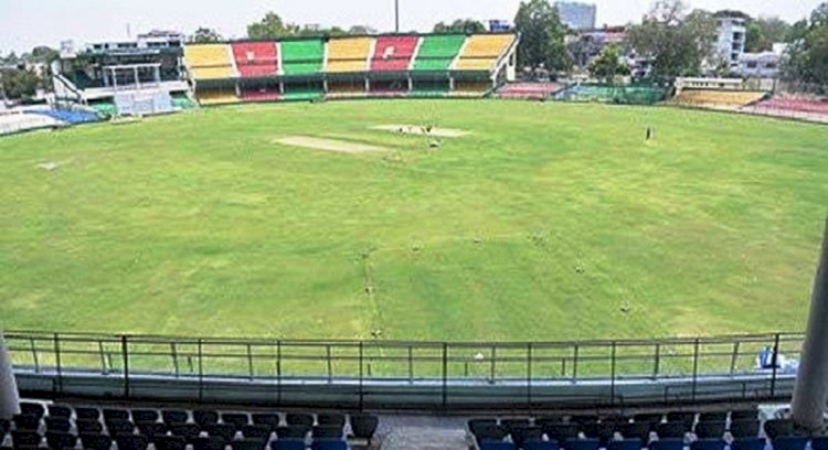 दर्शकों ने पटरों में बैठकर देखा कानपुर ग्रीनपार्क में पहला टेस्ट मैच