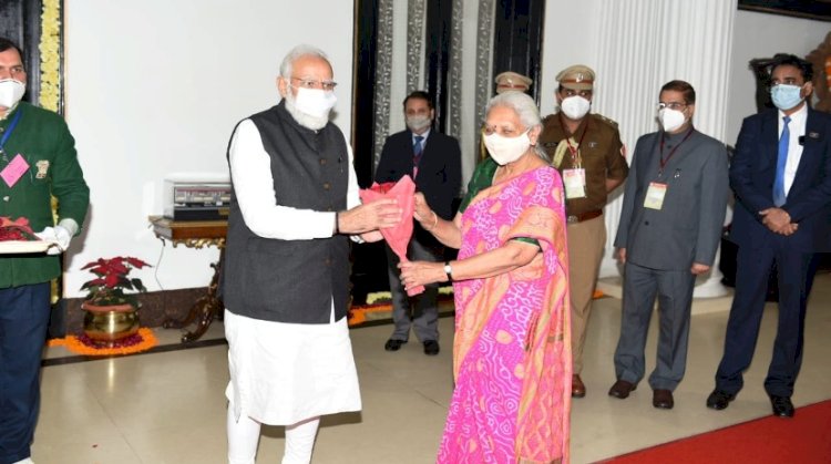 प्रधानमंत्री नरेन्द्र मोदी पहुंचे राजभवन, राज्यपाल ने किया स्वागत