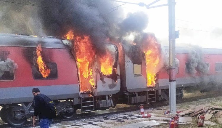 दुर्ग सुपरफास्ट एक्सप्रेस बनी बर्निंग ट्रेन, 4 कोच जले, दहशत में कुछ यात्री ट्रेन से बाहर कूदे