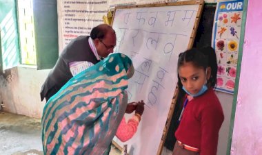 बांदा डीएम की साक्षर करने की अनोखी पहल, निरक्षर महिला प्रधान की खुद ली क्लास