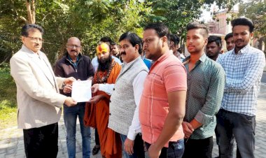 बांदा में जिंदा गायों के दफन करने के मामले में झाँसी हुआ प्रदर्शन